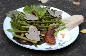 Salade d'asperges, truffes d'été, œufs mollets et Ventrèche grillée