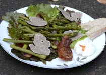 Salade d'asperges, truffes d'été, œufs mollets et Ventrèche grillée