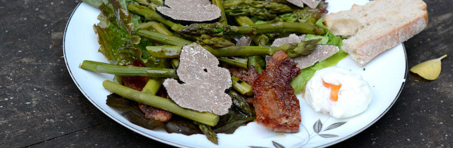 Salade d'asperges, truffes d'été, œufs mollets et Ventrèche grillée 