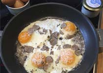 Œufs au plat Pecorino et truffe d’été